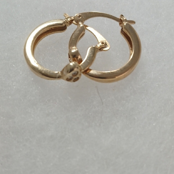 Elegant Gold Hoop Earrings - Picture 3 of 6